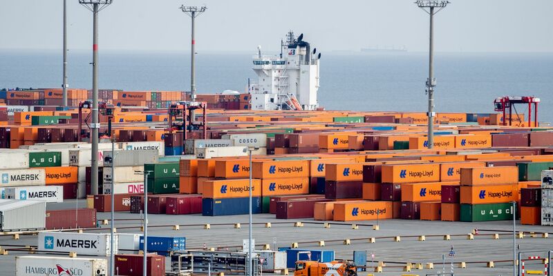 Der JadeWeserPort in Wilhelmshaven - Niedersachsen hat derzeit beim Wirtschaftswachstum die Nase vorn. (Archivbild) - Foto: Hauke-Christian Dittrich/dpa