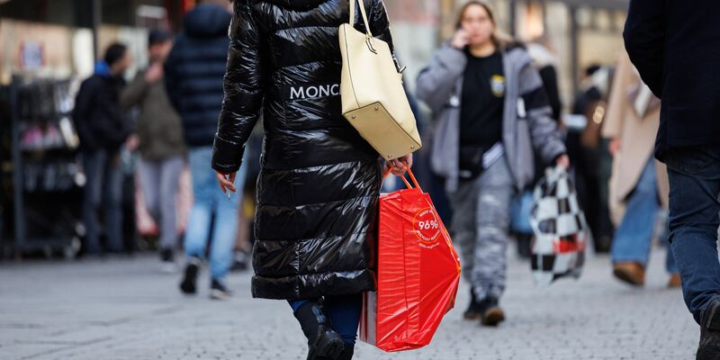 Mit Kosumausgaben halten sich die Deutschen zurück. - Foto: Friso Gentsch/dpa