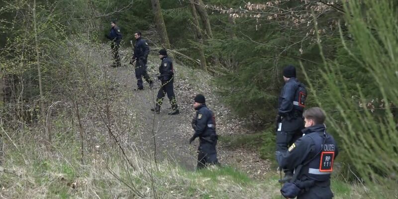 Schon mehrfach hat die Polizei Gelände um Weitefeld abgesucht. (Archivbild).  - Foto: Andreas Winkler/dpa /dpa