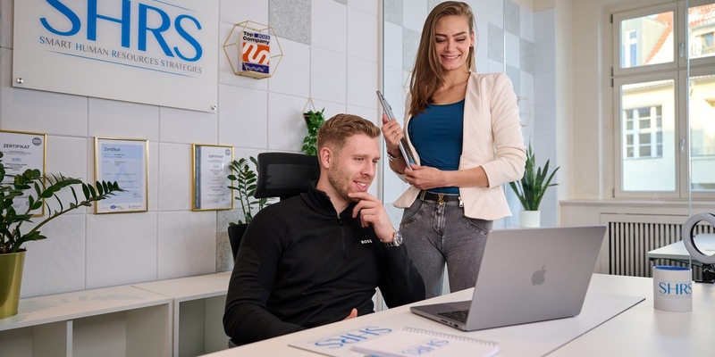 SHRS Consulting GmbH: Door-to-Door-Experten Sabrina Nennemann und Fabian Durek erklären, warum sich ein Coaching immer lohnt - Foto: presseportal.de