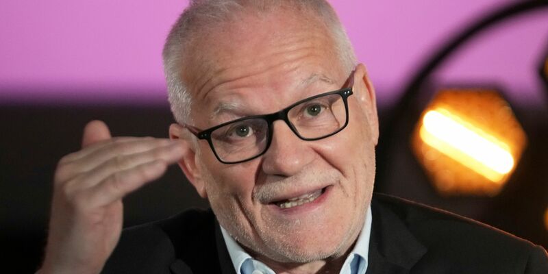 Festivaldirektor Thierry Frémaux bei der Pressekonferenz, auf der das Programm der 78. Internationalen Filmfestspiele von Cannes bekanntgegeben wird. - Foto: Michel Euler/AP/dpa