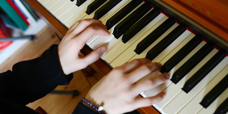 Die Zahl der Hobbymusikerinnen und -musiker in Deutschland hat zugenommen. Das hat eine Studie ergeben. Klavier spielen ist dabei besonders beliebt.  - Foto: Jens Kalaene/ZB/dpa