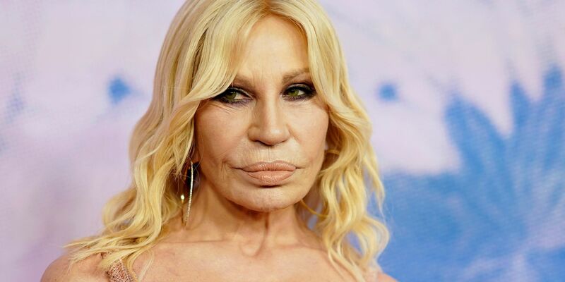 Prada kauft für 1,25 Milliarden Euro Versace, hier die langjährige Kreativchefin Donatella Versace. (Foto: Archiv) - Foto: Jordan Strauss/Invision/AP/dpa