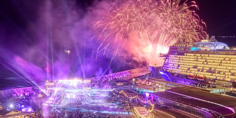 Relaxing rocks: Spektakuläre Taufe der Mein Schiff Relax mit Robbie Williams / Erstmals konnten die Gäste von drei Schiffen der Flotte den feierlichen Moment gemeinsam erleben - Foto: presseportal.de
