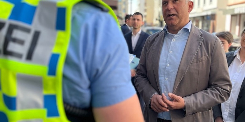 POL-OF: Innenstadtoffensive: Kontrollen führen zu Festnahme und zahlreichen Verstößen - Innenminister Prof. Dr. Roman Poseck begleitet den Einsatz - Foto: presseportal.de