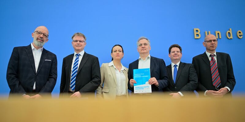 Deutschlands Wirtschaftsprobleme liegen nicht nur in Trumps Zollpolitik - die Fachleute sehen auch noch andere Baustellen. - Foto: Sebastian Christoph Gollnow/dpa