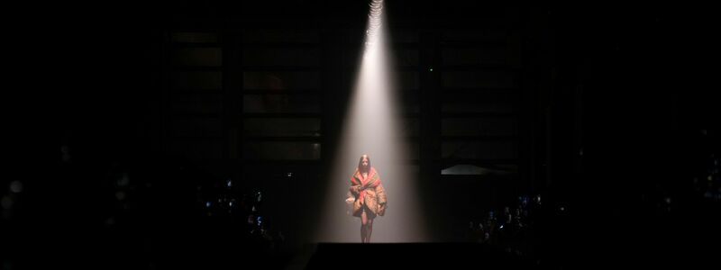 Prada kauft für 1,25 Milliarden Euro Versace, hier die langjährige Kreativchefin Donatella Versace. (Archivbild) - Foto: Luca Bruno/AP/dpa
