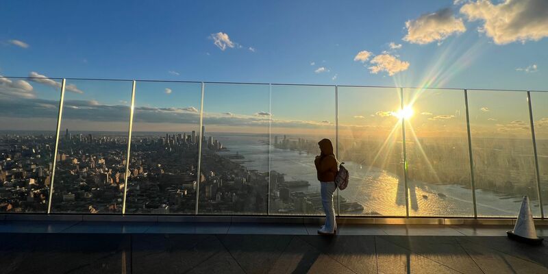 Ein Hubschrauber ist in New York verunglückt.  - Foto: Benno Schwinghammer/dpa