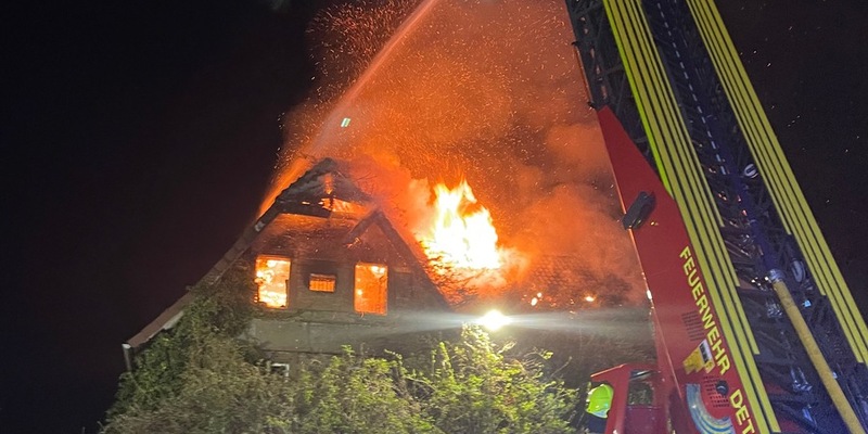 FW-DT: Dachstuhlbrand - Menschenleben in Gefahr - Foto: presseportal.de