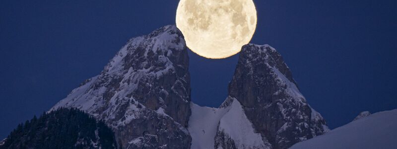 Hoch und höher: Vollmond in der Schweiz  - Foto: Anthony Anex/KEYSTONE/dpa