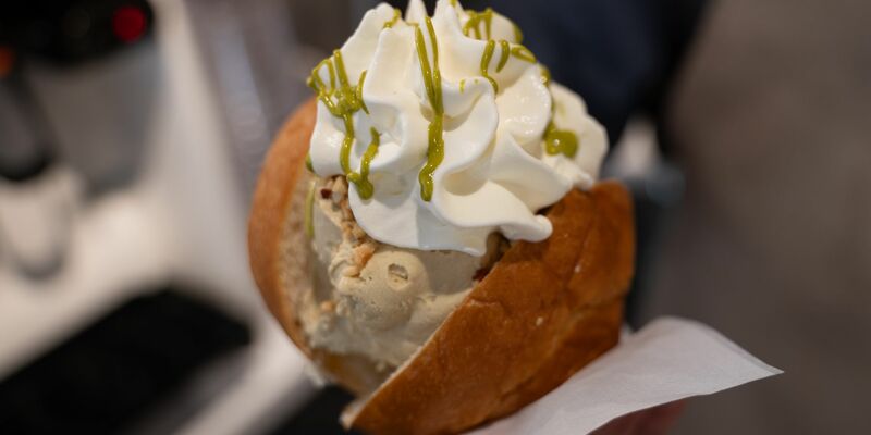 Ein leckerer Sommertrend: Eis in Brioche-Brötchen. - Foto: Markus Lenhardt/dpa