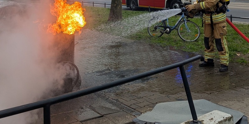 FW Dresden: Bitumofen und Küche geraten in Brand - Foto: presseportal.de