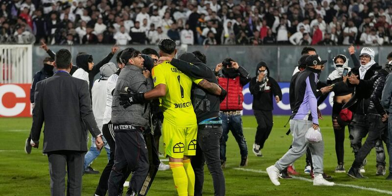 Unklar war zunächst, ob die Ausschreitungen in Verbindung mit zwei toten Fans vor dem Spiel standen. - Foto: Esteban Felix/AP/dpa