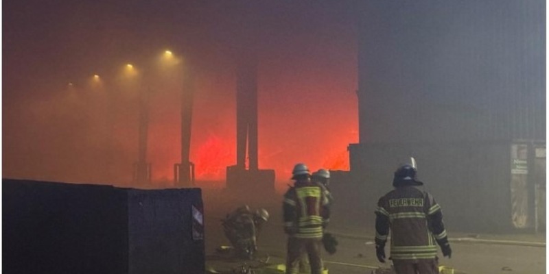 POL-WHV: Großbrand in Abfallwirtschaftszentrum Wiefels - Foto: presseportal.de