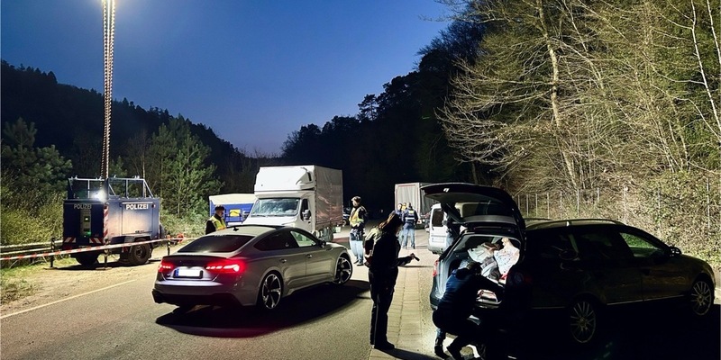 POL-PDPS: Behördenübergreifende Kontrollaktion auf der Bundesstraße 10 - Foto: presseportal.de