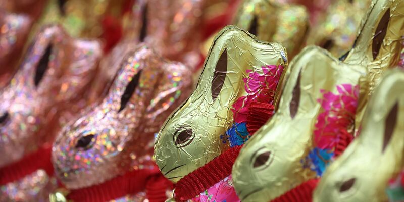 Viele der in Deutschland produzierten Schoko-Osterhasen werden im Supermarkt verkauft, ein großer Teil wird jedoch auch ins Ausland exportiert. - Foto: Karl-Josef Hildenbrand/dpa