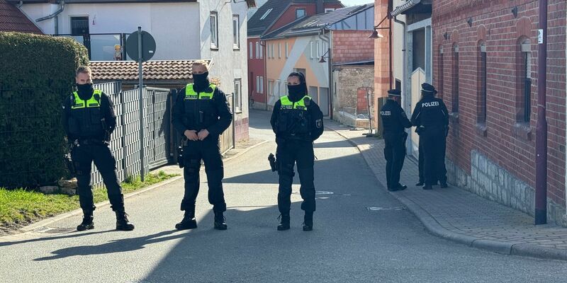 In Klettbach wurden vier tote Menschen gefunden. Es soll sich um eine Familie handeln.  - Foto: Johannes Krey/dpa-Zentralbild/dpa