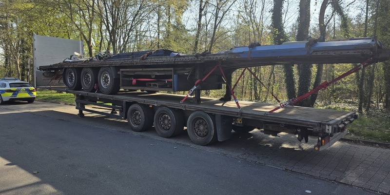 POL-DEL: Autobahnpolizei Ahlhorn: Geplanter Transport eines verkehrsunsicheren Sattelanhängers in Dötlingen scheitert +++ Für den Transport bereitstehender Anhänger ebenfalls verkehrsunsicher - Foto: presseportal.de