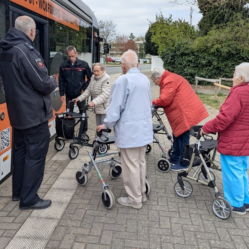 POL-WOB: Rollatoren-Training für mehr Sicherheit - Senioren absolvieren Übungsparcour - Foto: presseportal.de