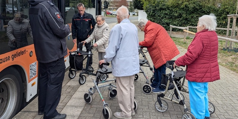 POL-WOB: Rollatoren-Training für mehr Sicherheit - Senioren absolvieren Übungsparcour - Foto: presseportal.de