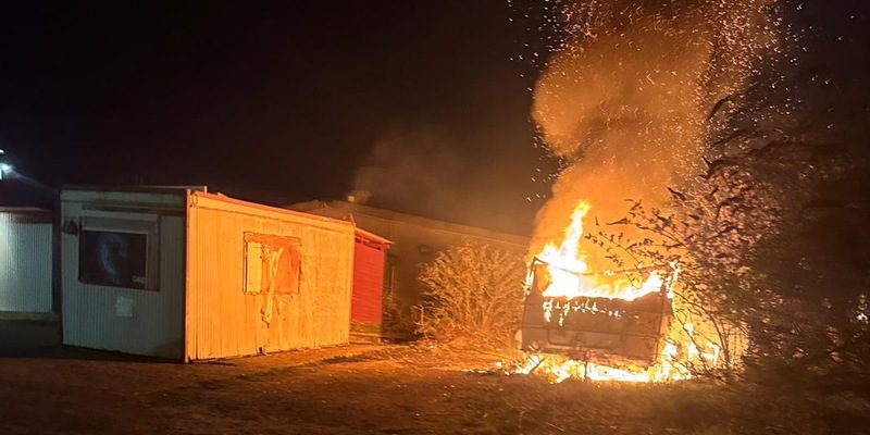 FW Moers: Wohnwagen brennt komplett aus - Foto: presseportal.de