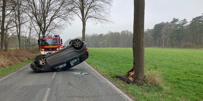 POL-WES: Hünxe - Pkw landet nach Kollision mit einem Baum auf dem Dach - Eine leicht Verletzte - Foto: presseportal.de