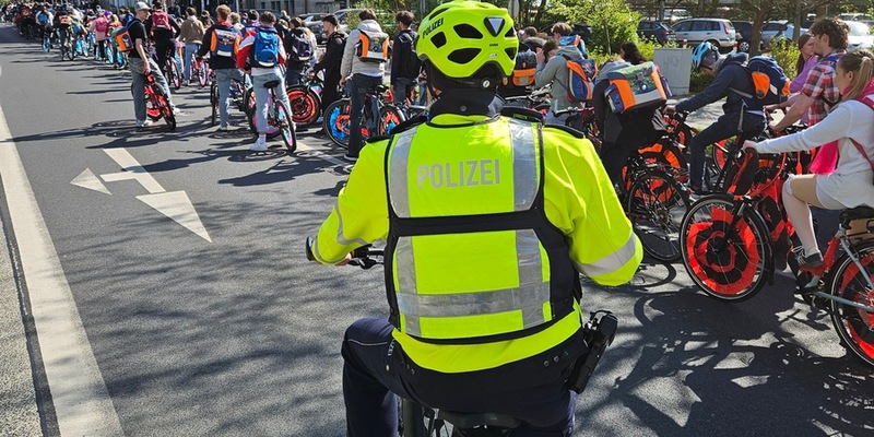 POL-DN: Bunter Abi-Korso zieht durch Düren - Polizei lobt disziplinierten Ablauf - Foto: presseportal.de