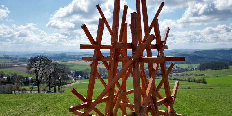 Festakt zur Eröffnung des «Purple Path»: Kurator Alexander Ochs im Gespräch mit dem Künstler Olaf Holzapfel. - Foto: Hendrik Schmidt/dpa