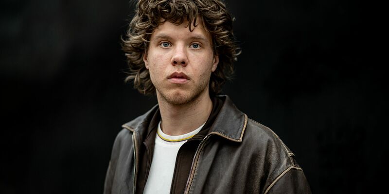 Der deutsche Indie-Musiker Zartmann besiegt sogar Weltstar Elton John in den Album-Charts. (Archivbild) - Foto: Christoph Soeder/dpa