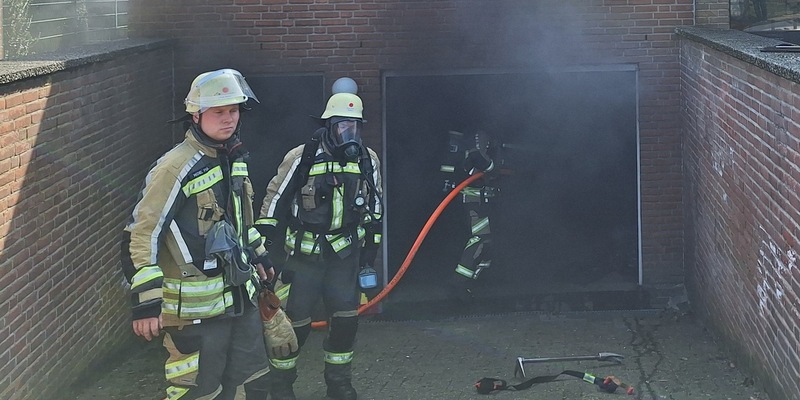 FW Bocholt: Garagenbrand mit Ausbreitung auf Wohnhaus - Foto: presseportal.de