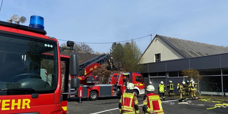 FW VG Asbach: Brand in einer Gewerbehalle in Asbach kann schnell gelöscht werden - Foto: presseportal.de