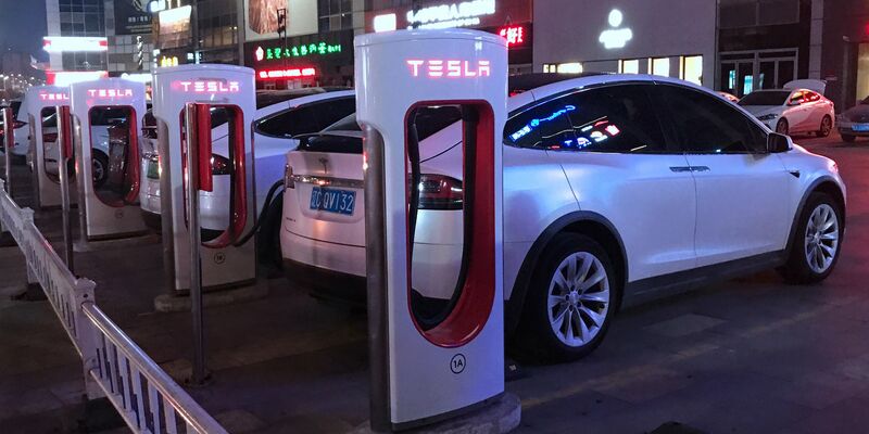 Die teuren Modelle S und X haben nur einen geringen Anteil am Tesla-Geschäft in China. (Archivbild) - Foto: Yan Bo/SIPA Asia via ZUMA Wire/dpa