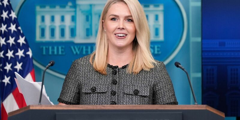Das Weiße Haus - hier Pressesprecherin Karoline Leavitt - sieht die Aushandlung Dutzender internationaler Handelsdeals innerhalb von Wochen selbst als große Herausforderung. - Foto: Alex Brandon/AP/dpa
