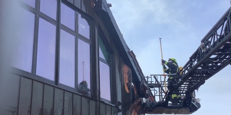 FW-OB: Dachstuhlbrand in voller Ausdehnung - Einsatzkräfte weiterhin mit Nachlöscharbeiten beschäftigt - Foto: presseportal.de