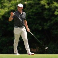 Justin Rose (l.) zwang den Champion am Schlusstag in ein Stechen. - Foto: Matt Slocum/AP/dpa