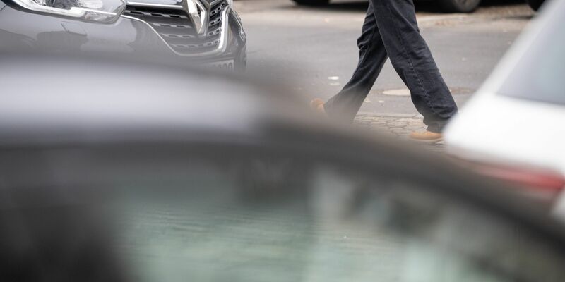 Besonders in Metropolen gingen die Menschen zuletzt häufiger zu Fuß und ließen das Auto öfter stehen. (Symbolbild) - Foto: Sebastian Gollnow/dpa