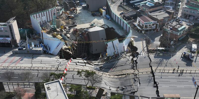 Vor dem Einsturz hatten Arbeiter Risse in Pfeilern entdeckt.   - Foto: Hong Ki-won/Yonhap via AP/dpa