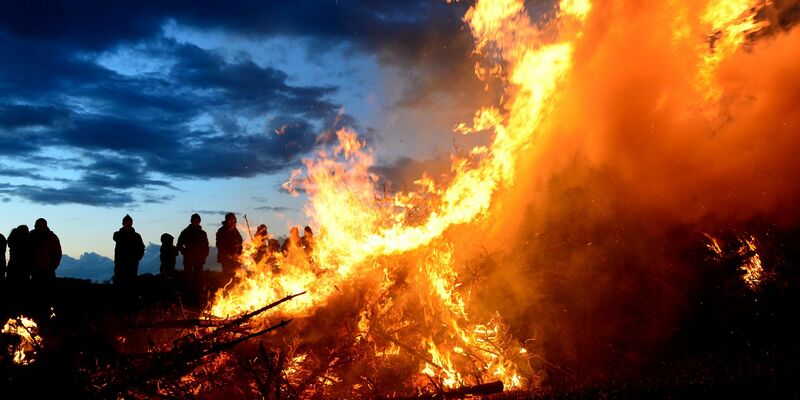 Wegen der Trockenheit steht noch nicht überall fest, ob Osterfeuer abgebrannt werden können. (Archivfoto) - Foto: Maurizio Gambarini/dpa