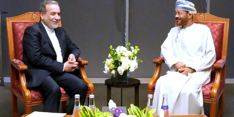 Der iranische Außenminister Abbas Araghtschi (links) ist zu Atomverhandlungen mit den USA in die Hauptstadt des Oman gereist. - Foto: Uncredited/Iranian Foreign Ministry/AP/dpa