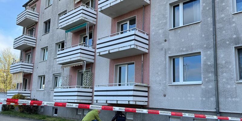 Die Polizei Magdeburg ermittelt, nachdem eine Frau und ein Kind beim Sturz von einem Balkon schwer verletzt worden sind.  - Foto: Thomas Schulz/TNN/dpa
