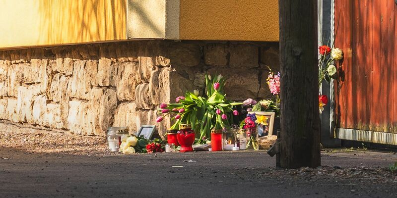 Mit Blumen, Kerzen und Botschaften drücken Menschen in Klettbach ihre Trauer aus.  - Foto: David Breidert/dpa