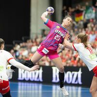 War eine wichtige Stütze beim Sieg der deutschen Handballerinnen gegen Dänemark: Rückraumspielerin Viola Leuchter. - Foto: Frank Cilius/Ritzau Scanpix Foto via AP/dpa