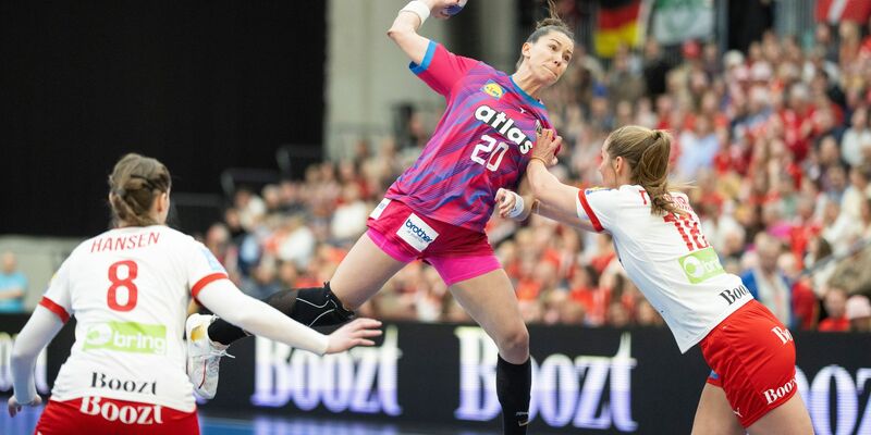 War eine wichtige Stütze beim Sieg der deutschen Handballerinnen gegen Dänemark: Rückraumspielerin Viola Leuchter. - Foto: Frank Cilius/Ritzau Scanpix Foto via AP/dpa