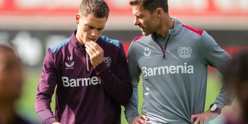 Sollen beide in Leverkusen bleiben: Florian Wirtz und Xabi Alonso. - Foto: Marius Becker/dpa