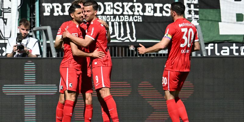 Die Gladbacher bejubeln die Führung.  - Foto: Fabian Strauch/dpa