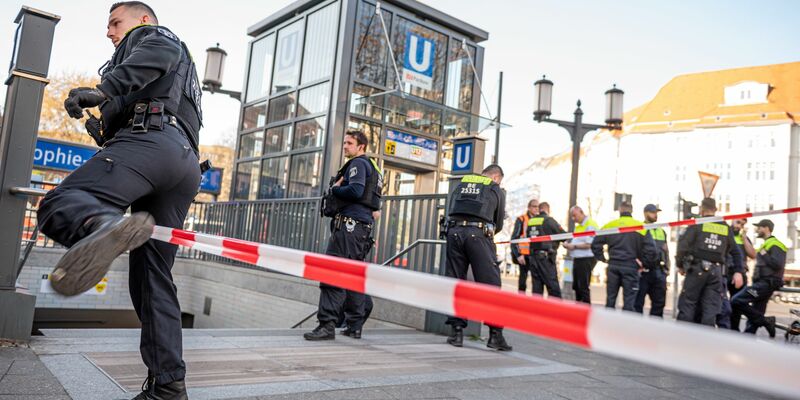 Polizisten sperrten die Schloßstraße teilweise ab.  - Foto: Fabian Sommer/dpa