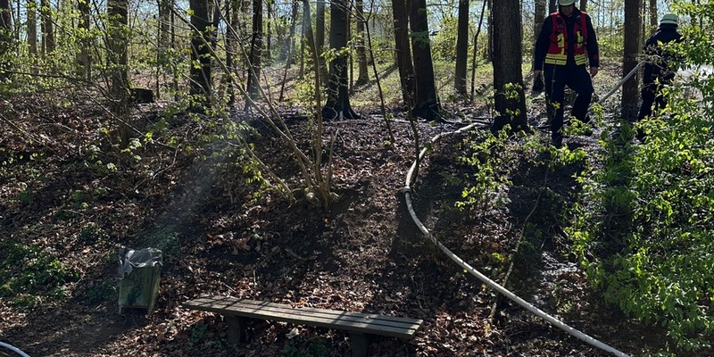 FW-RS: Vegetationsbrände im Feilenhauerweg und in der Hans-Böckler-Straße in Remscheid - Foto: presseportal.de