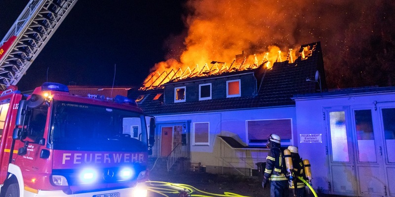 FW Porta Westfalica: 13.04.2025 - Wohnhaus-/Dachstuhlbrand in Vennebeck - Foto: presseportal.de