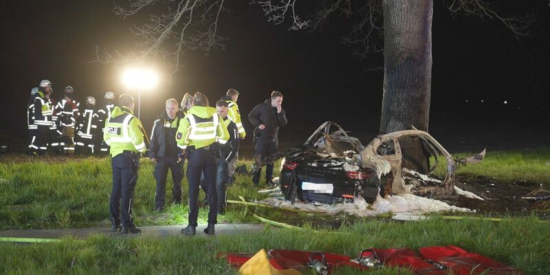 Die beiden waren mit dem Sportwagen des Vaters unterwegs. - Foto: -/NWM-TV/dpa