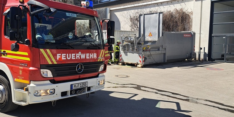 FW-M: BAUMA: Müllpresse in Brand (Messestadt Riem) - Foto: presseportal.de